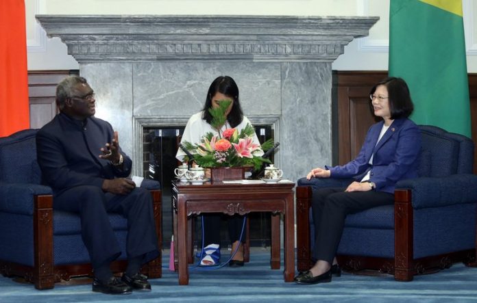 La Présidente Tsai recevant le premier ministre des îles Salomon Manasseh Sogavare en mars 2018