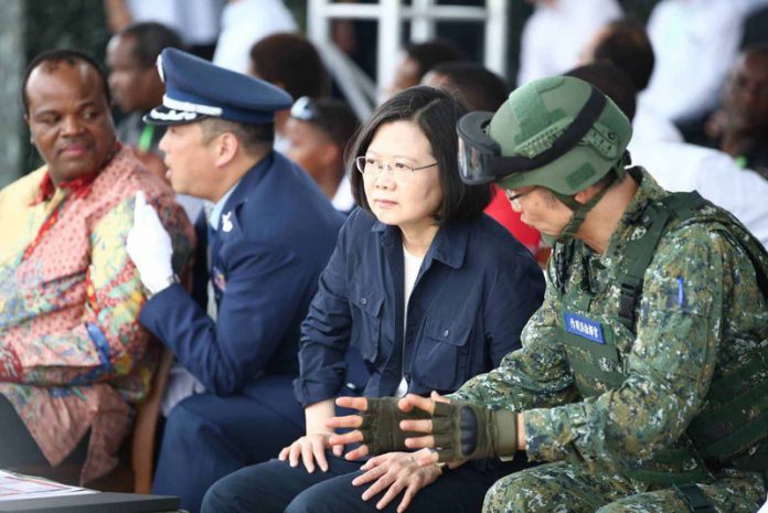 La présidente Tsai et le roi swazi inspectent les exercices annuels Han Kuang (cna fournie par mini déf)