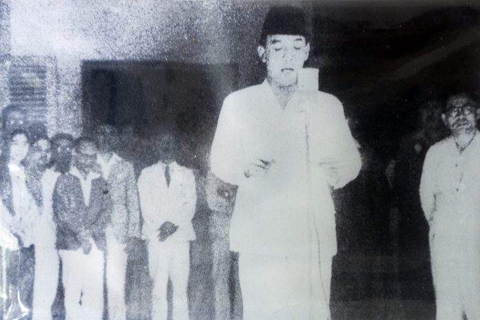 Soekarno déclare solennellement l'indépendance de l'Indonésie en août 1945