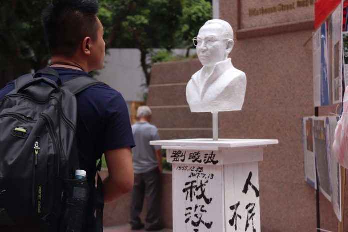 Des militants hongkongais ont érigé un buste de Liu Xiaobo à l'occasion des commémorations de Tiananmen (Image CNA)