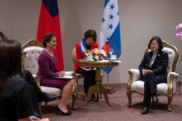Entretien entre la présidente taiwanaise Tsai Ing-wen et la vice présidente du Honduras Olga Alvarado (crédit Palais Présidentiel)