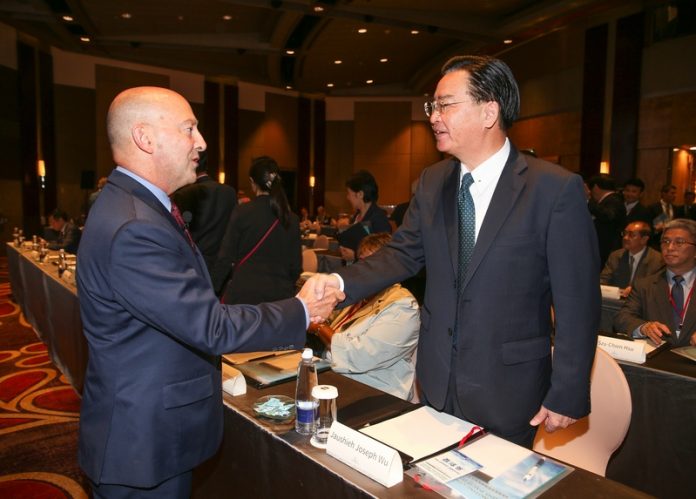 L'amiral retraité Stavridis et le ministre des affaires étrangères Joseph Wu au séminaire de Taipei (photo CNA)