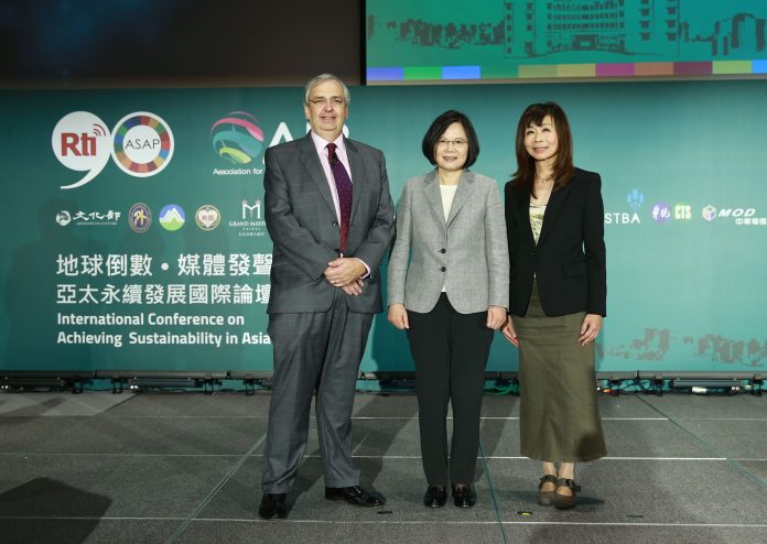 Simon Spanswick de l'AIB, Tsai Ing-wen (蔡英文) et Lu Ping (de g. à d. Source image RTI)