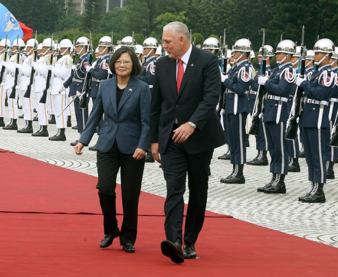 Allen Chastanet, premier ministre de Sainte Lucie reçoit les honneurs militaires à Taiwan (CNA)