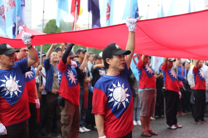 Les partisans du KMT célèbrent la 107e anniversaire de la République de Chine de leur côté. (Image RTI français-Lisa Duffaud)