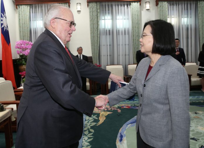 Rencontre entre Edwin Feulner de la Heritage Foundation et la présidente Tsai Ing-wen (蔡英文) (Image : RTI)