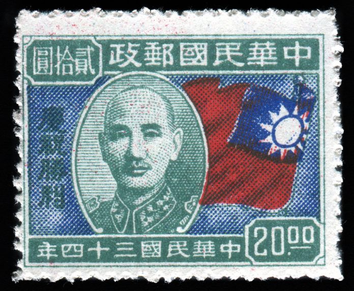 Vieux timbre de la République de Chine à l'éfigie de Chiang Kai-Shek datant de 1954 (Image : Flickr - Karen Horten)