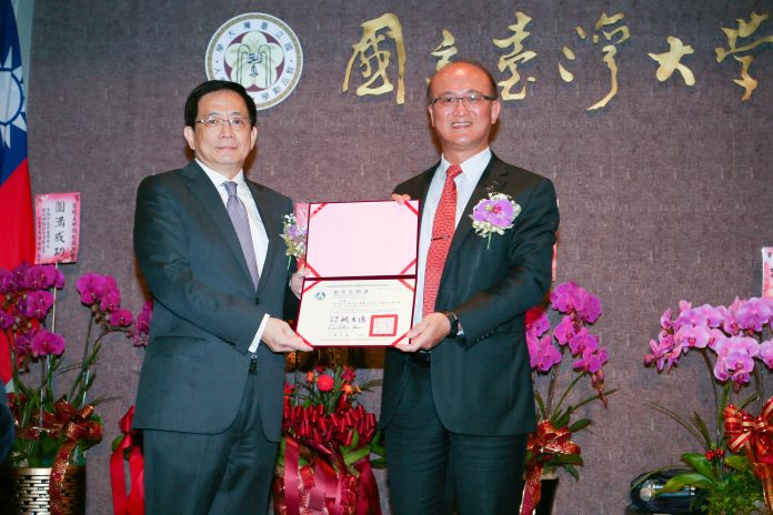 Lin Teng-chiao vice ministre de l'éducation (à d.) et Kuan Chung-ming (Image : Université nationale de Taiwan)