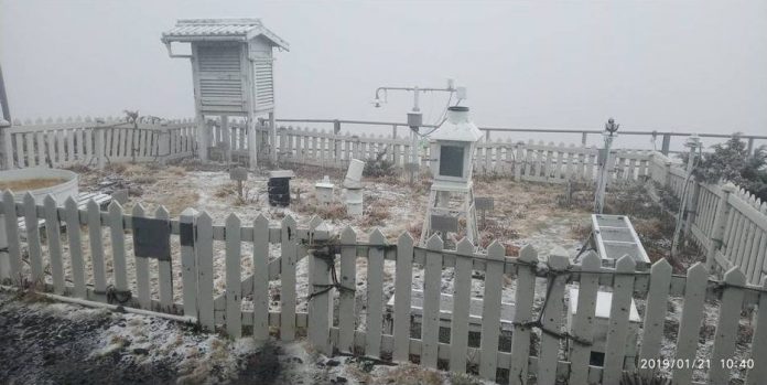 Première neige de l'hiver sur le Mont de Jade (le plus tard des 66 dernières années - photo page FB de CWB)