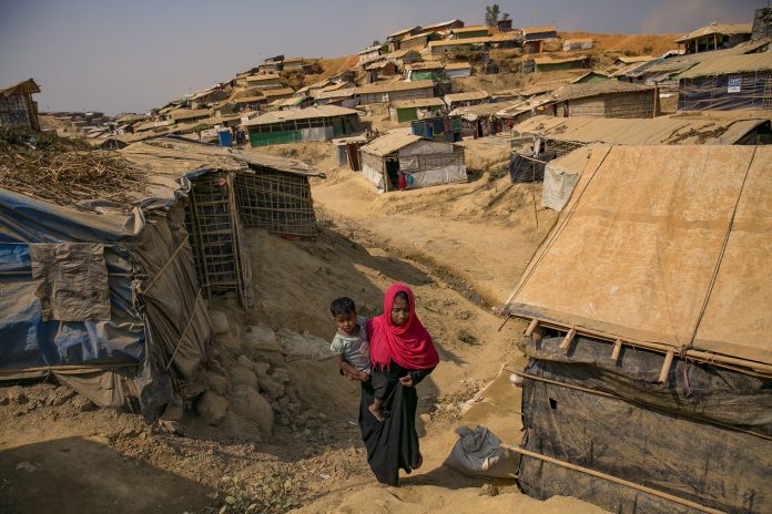 Une femme rohingya marche dans le camp de réfugiés de Balukhali, dans le district de Cox's Bazar au Bangladesh (Image : Flickr - UN Women/Allison Joyce)