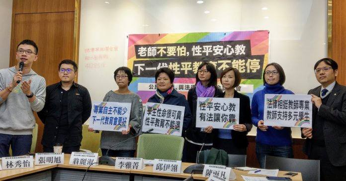 Conférence de presse pour dénoncer la pression subie par des enseignants au sujet de la parité des deux sexes (Image RTI)