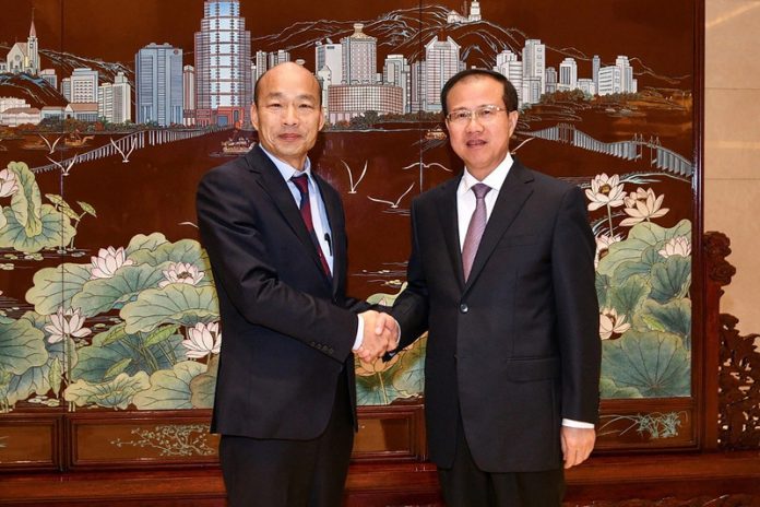 Le maire de Kaohsiung Han Kuo-yu et le directeur du Bureau de liaison gu gouvernement central chinois à Macao Fu Ziying (Image : Compte officiel WeChat du Bureu de liaison de Macao)