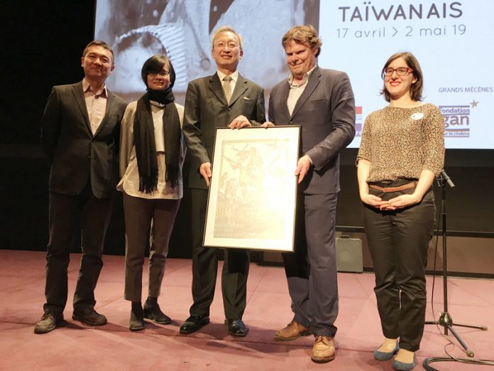 Don des copies des films taiwanais à la cinémathèque avec Wu Chih-Chung (au c.), Frédéric Bonnaud (Photo CNA)