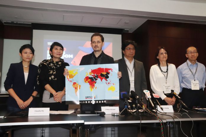 RSF publie son classement de la liberté de la presse avec au centre le Directeur du bureau Asie de l'Est de RSF Cédric Alviani (Photo CNA)
