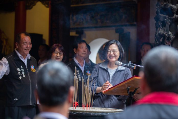 La présidente Tsai Ing-wen (蔡英文) était aujourd’hui dans le comté de Yunlin où elle s’est notamment rendue au temple Kongfan (拱范宫) (Image : Palais présidentiel)
