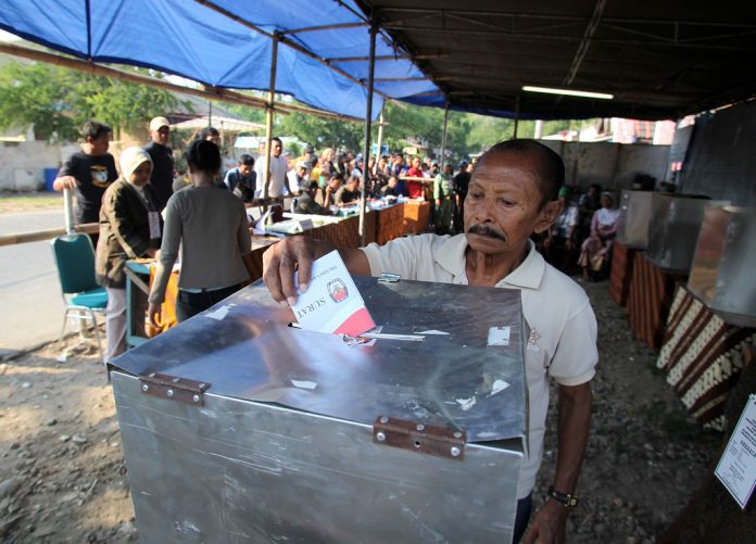 Elections indonésiennes de 2009 (Image : Flickr - Josh Estey - A man casts his vote for Indonesia’s next president at a polling booth in Cilincing, North Jakarta on July 8, 2009)