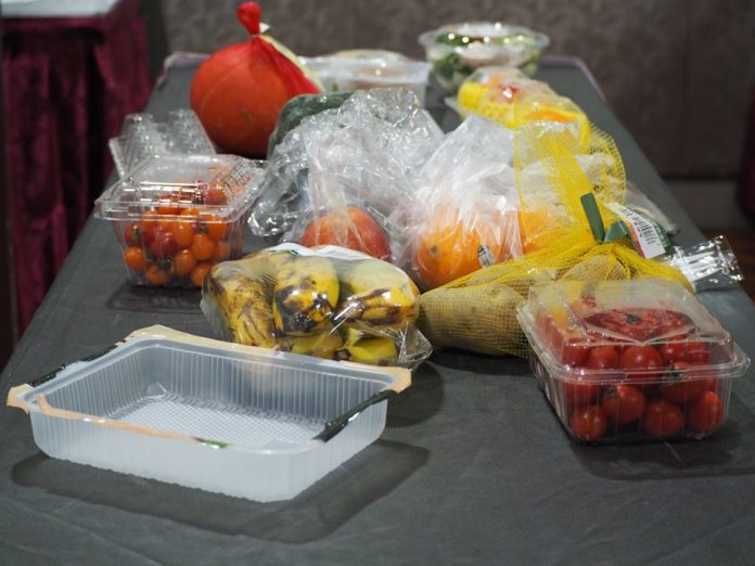 A Taiwan les dix plus grandes chaînes de supermarchés utilisent un emballage plastique à usage unique pour 77% des produits en vente dans leurs magasins (Image : RTI)