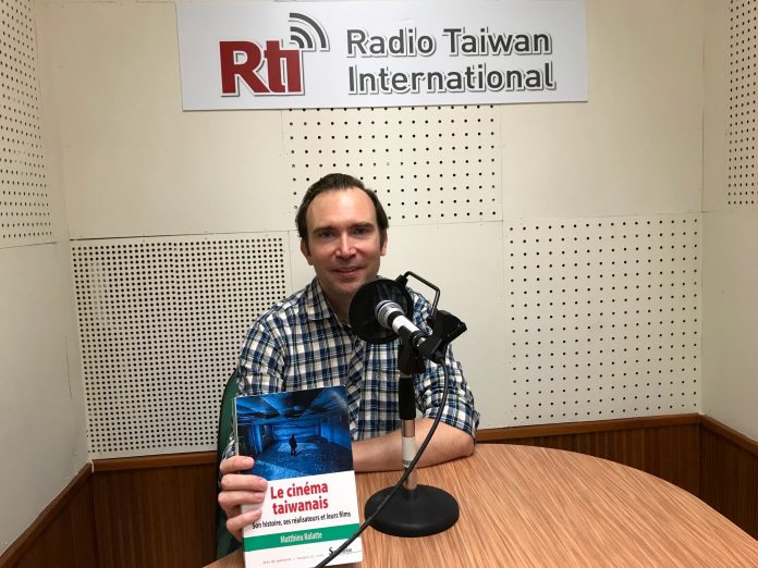 Matthieu Kolatte avec son livre « Le cinéma taiwanais, son histoire, ses réalisateurs, leurs films » dans les studios de RTI (Image : RTI - Fix)