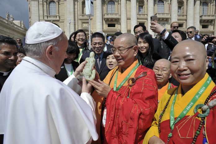 Le pape François reçoit une statue de Guanyin en jade (photo fournie par l'ambassade taiwanaise près le Saint Siège)