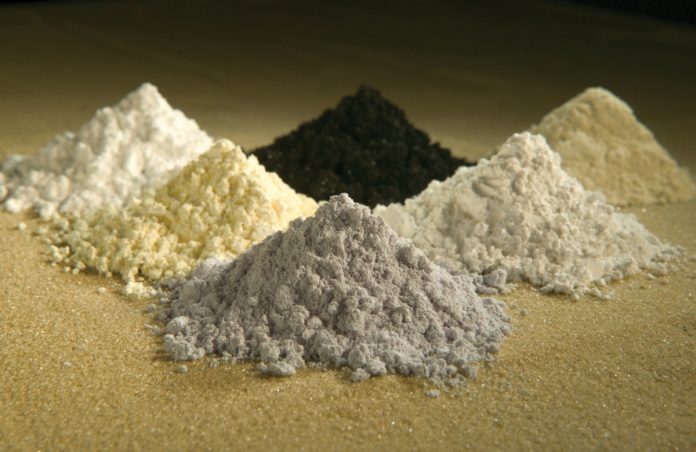 Quelques terres rares. Dans le sens des aiguilles d'une montre à partir d'en haut à gauche: gadolinium, praséodyme, cérium, lanthane, néodyme et samarium (Image : Wikipedia - Peggy Greb, US department of agriculture http://www.ars.usda.gov/is/graphics/photos/jun05/d115-1.htm)