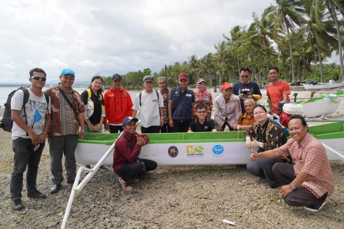 don de petits bateaux de pêche aux pêcheurs sinistrés du tsunami en sulawesi central (photo CNA- bureau de représentation du commerce et de l'économie de Taipei à Surabaya)