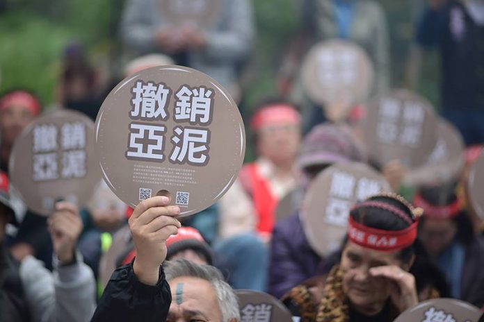 Les aborigènes Truku ont remporté leur première victoire contre Asia Cement Corp. hier. La Haute Cour administrative de Taipei a prononcé hier un verdict en faveur de la tribu des Truku, un groupe aborigène vivant à Taroko, en révoquant l’extension de 20 ans du permis d’extraction minière délivré au cimentier taiwanais. (Image : Aimable crédit de
