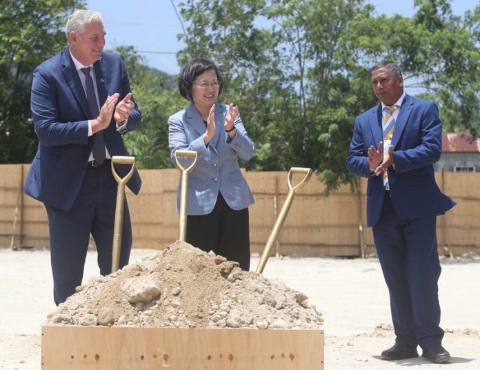 La présidenteTsai Ing-wen (蔡英文) s’est rendue dans le sud du pays pour assister à la cérémonie du début de la reconstruction de l’hôpital St Jude, un projet en partie financé par un prêt taiwanais (Image : RTI)