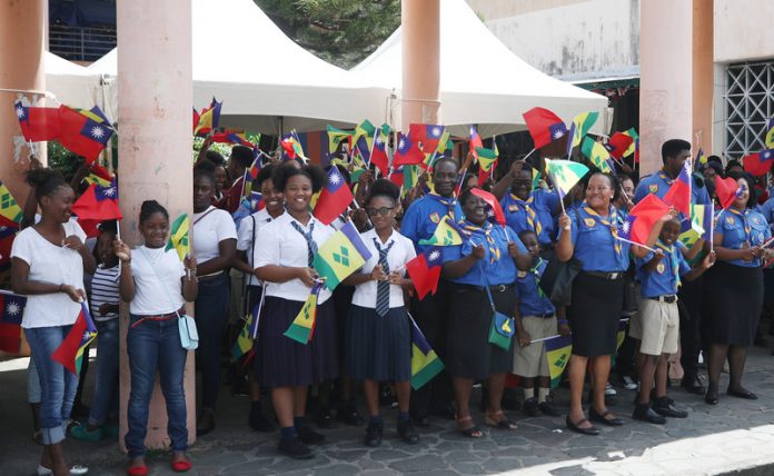 La présidente Tsai Ing-wen est accueillie chaleureusement à l’entrée du parlement de Saint-Vincent-et-les-Grenadines (photo CNA)