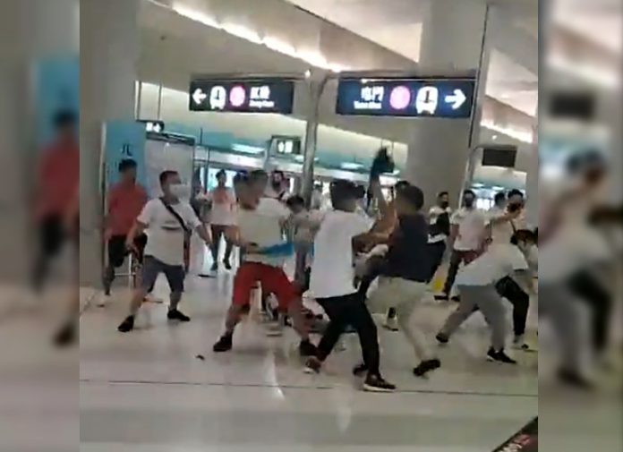 Attaques par des voyous mafieux dans la station de métro de Yuenlong à Hong Kong (photo capture vidéo facebook)