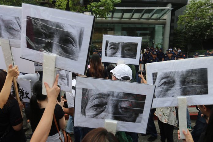 Les manifestants devant la représentation japonaise à Taiwan pour demander les excuses du Japon (Photo:CNA)