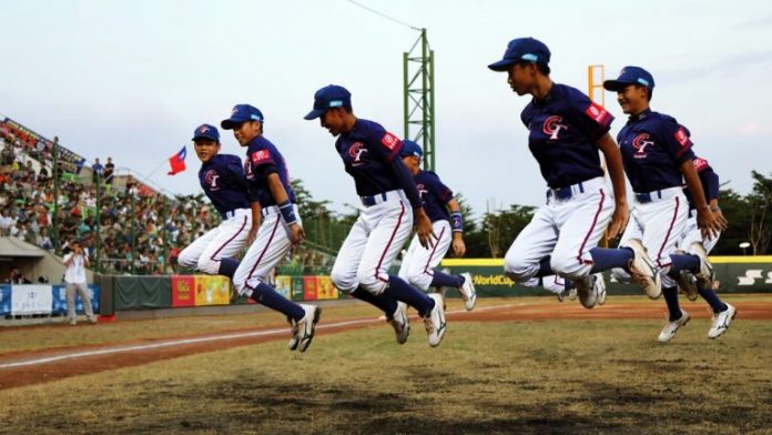 L'équipe U12 de Taiwan exécutent une chorégraphie avant leurs matchs à la coupe du monde WBSC 2019 (photo site WBSC 2019)