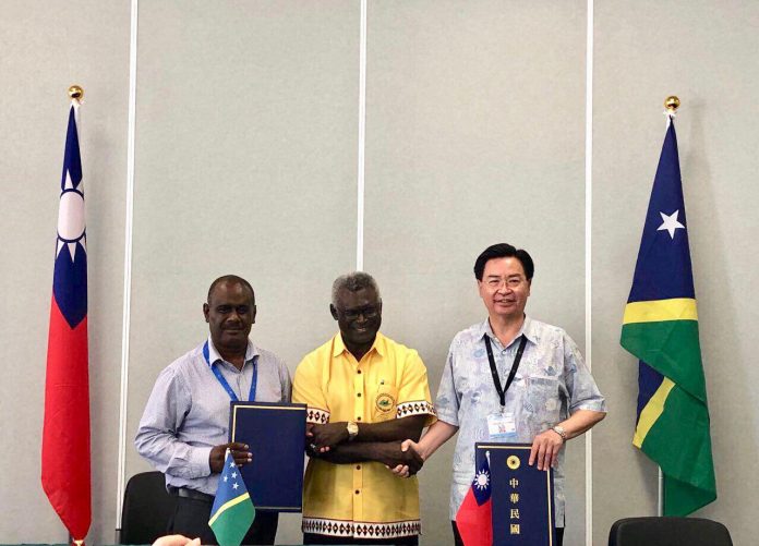 Signature d'un accord d'exemption de visa entre Taiwan et les îles Salomon (photo fournie par la diplomatie)