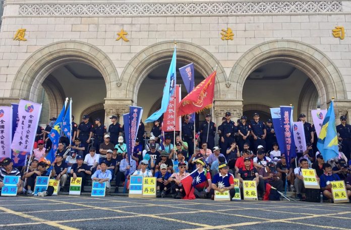 Une centaine d'opposants à la réforme des retraites des militaires, fonctionnaires et enseignants se sont réunis devant le tribunal pour entendre le verdict des grands juges (photo RTI)