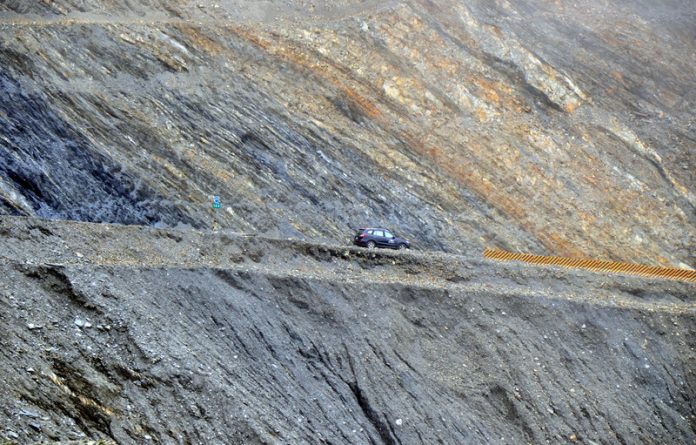 Route transversale du sud pas encore entièrement reconstruite 10 ans après la catastrophe (Photo: CNA)