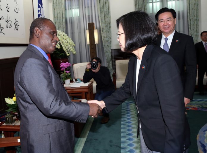 Tsai Ing-wen rencontre le ministre des Affaires étrangères des îles Salomon Jeremiah Manele (photo CNA)