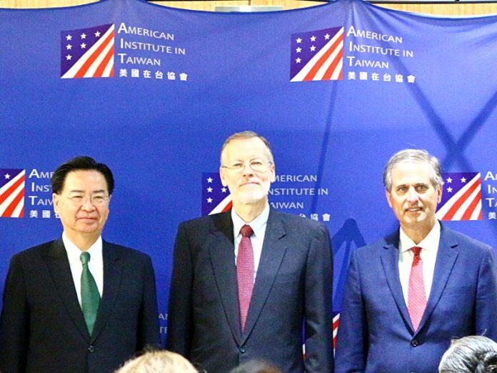 Le ministre taiwanais des Affaires étrangères Joseph Wu (吳釗燮) (gauche), le vice-assistant secrétaire d’Etat américain Scott Busby (droite), et le président de l’Institut américain à Taiwan (AIT) Brent Christensen (centre) (Image : RTI)