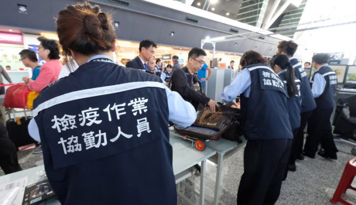 contrôle des sacs aux aéroports pour la présence de produits contenant de la viande de porc (photo CNA)