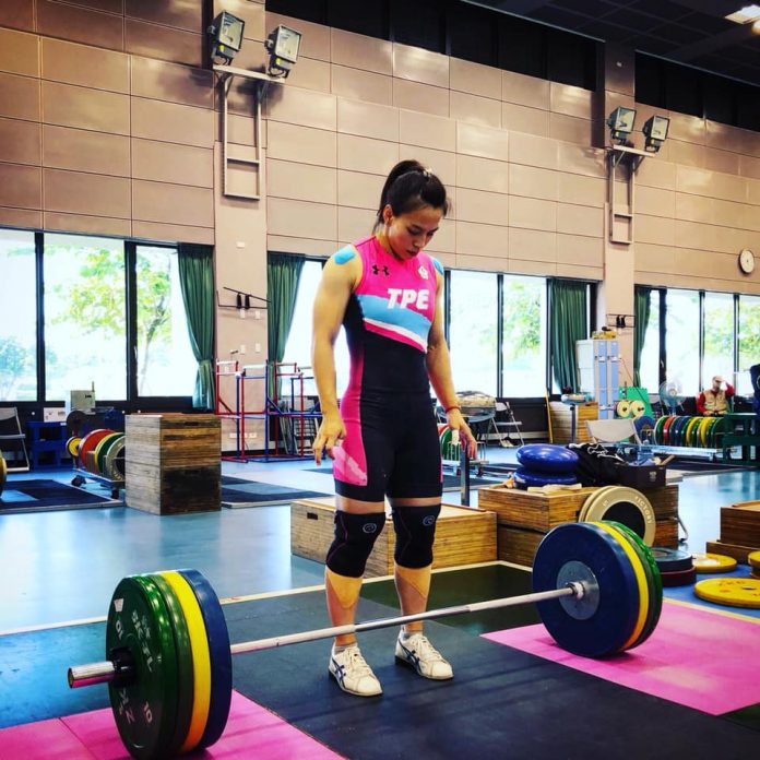 Kuo Hsing-chun (郭婞淳) en préparation lors des championnats du monde d'haltérophilie à Pattayah en Thailande (photo facebook)