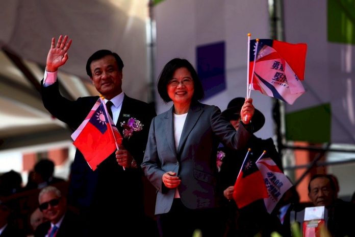 La présidente Tsai Ing-wen à son arrivée à la tribune, accompagnée du président du parlement qui préside la cérémonie de la fête nationale (photo CNA)