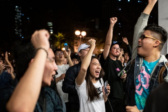 Jeunnes Hongkongais célébrant la victoire aux éléctions de novembre 2019 (photo AFP)
