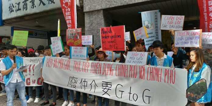 Manifestation des travailleurs vietnamiens auprès de leur bureau de représentation pour la suppression des agences intermédiaires pour l'emploi (photo RTI)