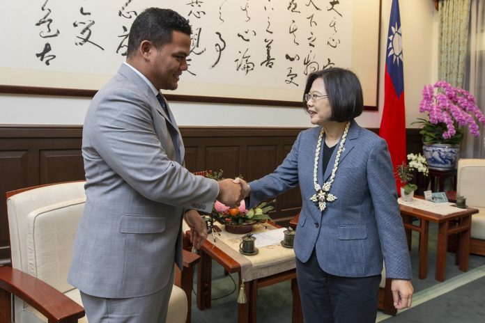 Simon Kofe, ministre des Affaires étrangères de l’Etat des Tuvalu, et la présidente taiwanaise Tsai Ing-wen (Image : aimable crédit du palais présidentiel (總統府))