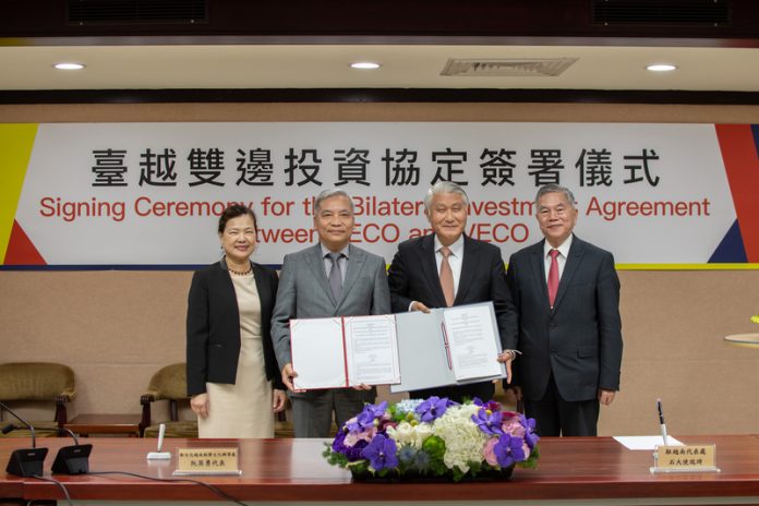 Le représentant taiwanais au Vietnam Richard R.C. Shih (石瑞琦) et le directeur du Bureau économique et culturel du Vietnam à Taipei Nguyen Anh Dung ont signé hier une nouvelle version de cet accord, dont la première signature remonte déjà à 26 ans (Image : ministère de l'Economie)