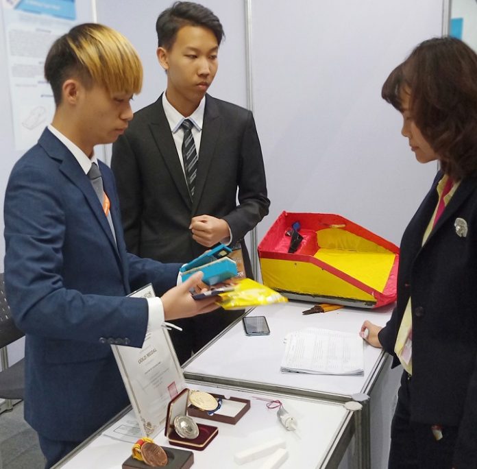 Une délégation de l'université technique Long Hua remarquée au salon des inventions universitaires de Zhejiang en Chine (photo fournie par le professeur Song Ta-lun)