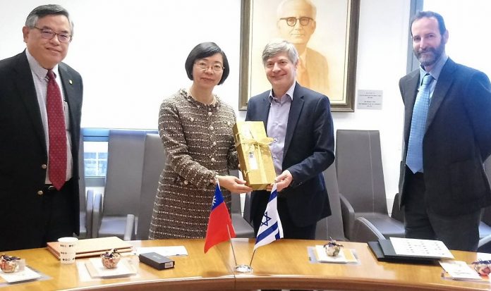 La directrice de la Bibilothèque nationale de Taiwan (BNT) Tseng Shu-hsien (曾淑賢) s’est rendue cette semaine en Israël et a signé aujourd’hui un accord de coopération avec l’Université de Tel Aviv sur le centre de recherche en sinologie et en études taïwanaises inauguré par la même occasion (Image : Aimable crédit de la Bibilothèque nationale de Taiwan)