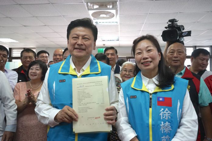 Le député Fu Kun-chi (傅崐萁) et sa femme Hsu Chen-wei (徐榛蔚), chef du comté de Hualien (Image : archive CNA)