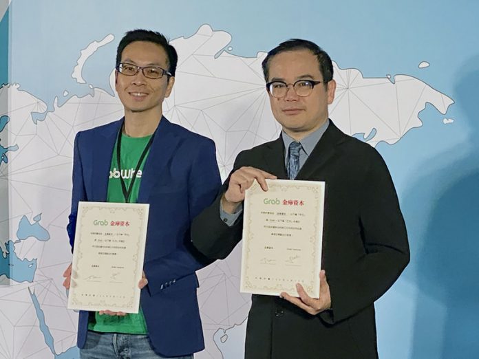 Chris Yeoh directeur de Grab et Gary Ting (丁學文) directeur de Kymco Capital lors de la signature d'accord pour l'investissement de Kymco dans Grabwheels (photo CNA)