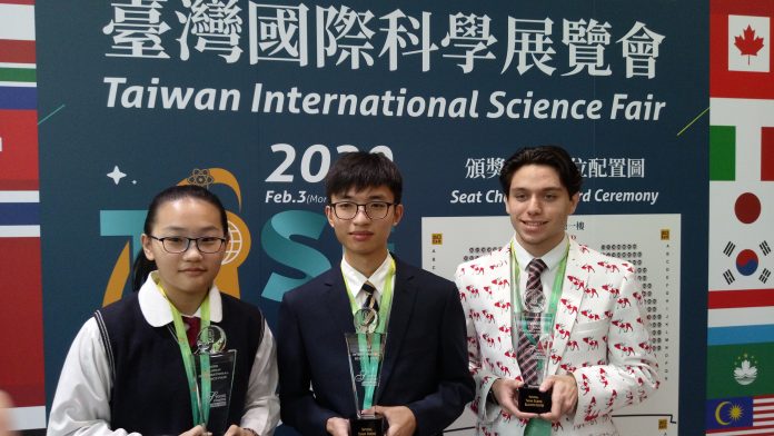 Les lauréats du Salon international de la science de Taiwan 2020 (Grace Chen, Chen Pin-shao et Shaan Baig ( de g. à d.)