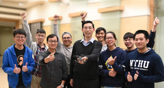 Une équipe d'étudiants et professeurs de l'Université Tsinghua développent une puce IA pour drone qui imite le système neuronal optique des drosophiles (image fournie par l'Université Tsinghua)