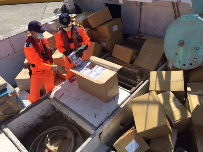 Hier, les garde-côtes taiwanais ont saisi plus de 70000 de ces masques sur un bateau de pêche enregistré à Penghu, dans le détroit de Taiwan (Image : Aimable crédit du Bureau des garde-côtes)